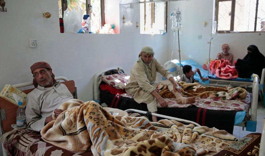 Patienter som misstänks ha kolera vårdas på ett sjukhus i Sanaa. Kolerautbrottet är det andra i Jemen på mindre än ett år.  Foto: Arkivbild.
Hani Mohammed/AP/TT