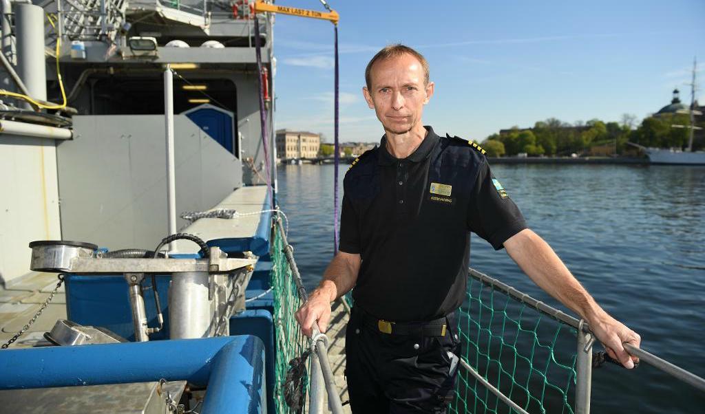 
Befälhavaren Claes Jakobsson på kombinationsfartyget KBV 002 Triton vid kajen på Skeppsbron i Stockholm. Foto: TT                                            