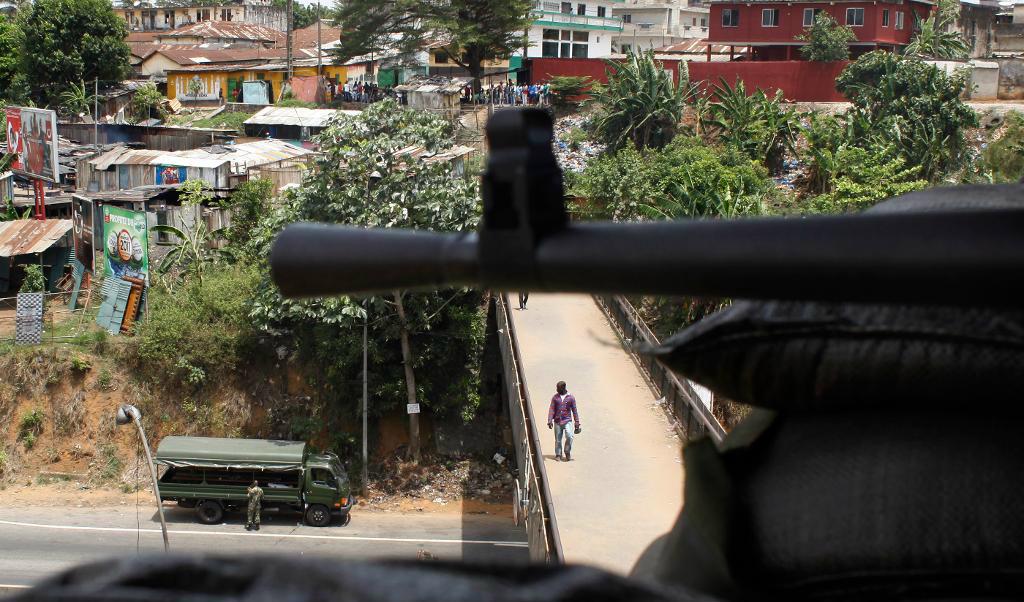 Soldater på vakt i Elfenbenskustens kommersiella huvudstad Abidjan. Foto: Rebecca Blackwell/AP/TT.  Arkivbild.
