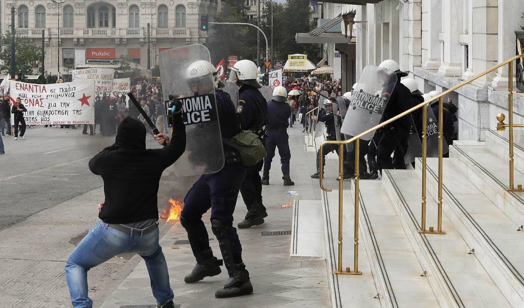 


Protesterna inför det senaste i raden av grekiska åtstramningsbeslut har stundtals varit våldsamma. Foto: Thanassis Stavrakis AP/TT                                                                                                                                    