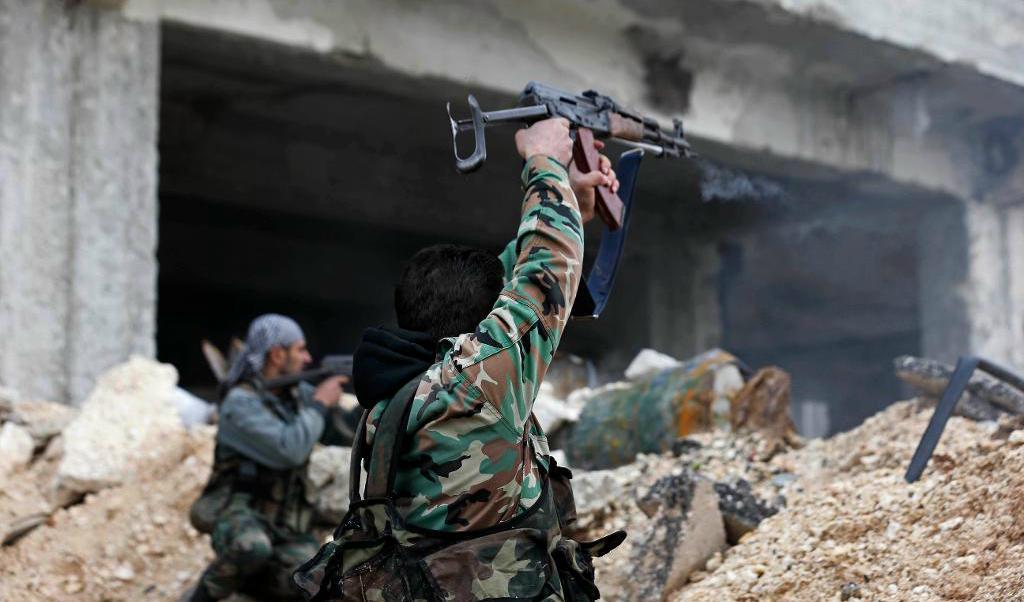 
Soldater trogna den syriska regimen. Bilden är inte från attacken mot Aqareb och al-Mabujeh. Foto: Hassan Ammar/AP/TT-arkivbild                                            