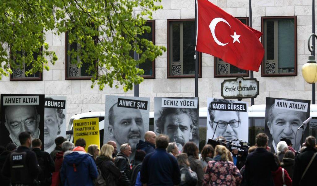 

Reportrar utan gränser protesterar mot situationen för medier i Turkiet vid turkiska ambassaden i Berlin. Foto: Markus Schreiber/AP/TT-arkivbild                                                                                        