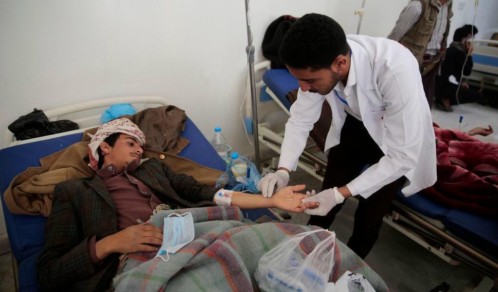 
En man behandlas för en misstänkt kolerainfektion vid ett sjukhus i Jemen. Foto: Hani Mohammed/AP/TT-arkivbild                                            