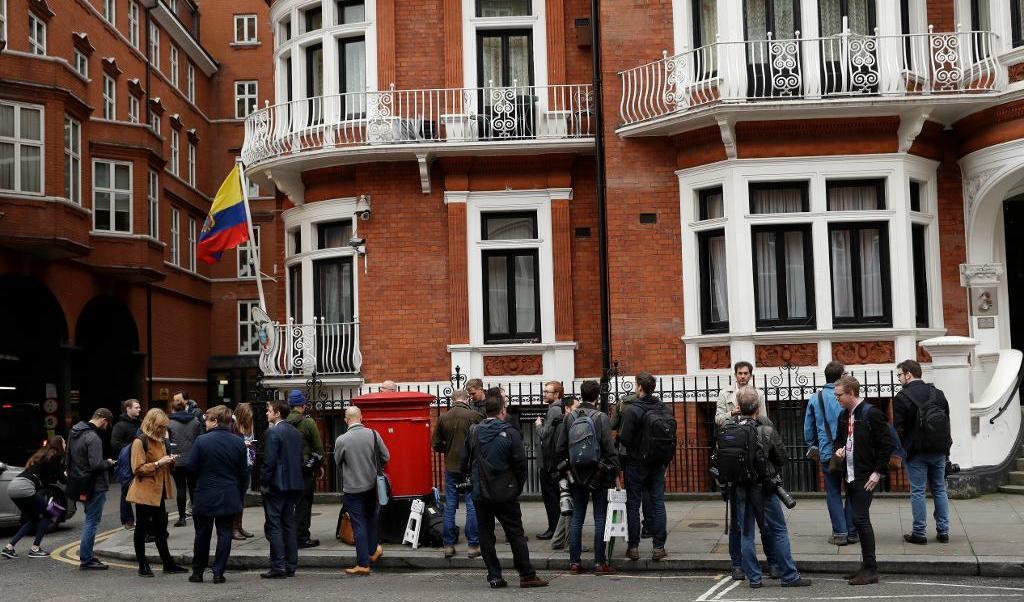 
I väntan på Assange. Inför dagens besked samlades Assange-supporters utanför Ecuadors ambassad i London. Foto: Matt Dunham/AP/TT                                            