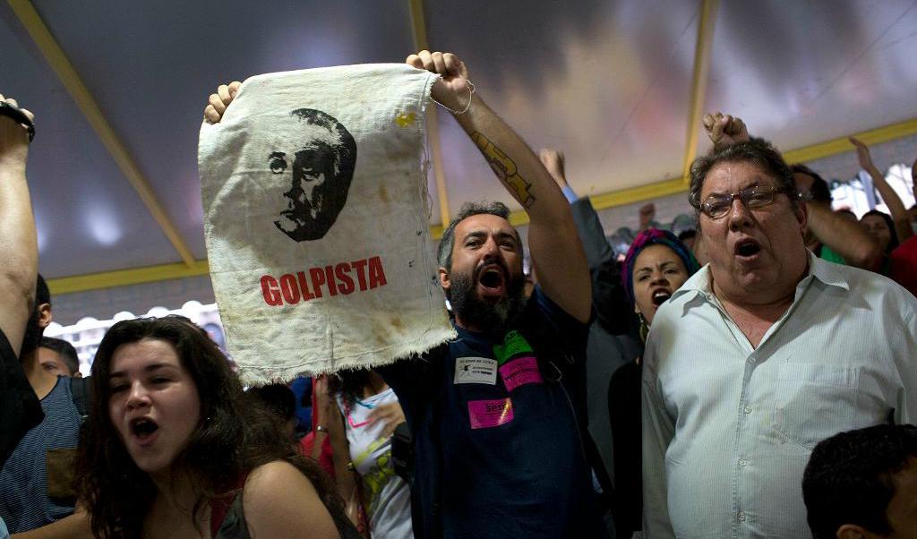 Tusentals människor i Brasilien vill att president Michel Temer avgår efter de senaste rapporterna om att han varit inblandad i ett försök att köpa ett vittnes tystnad. Foto:
Silvia Izquierdo/AP/TT