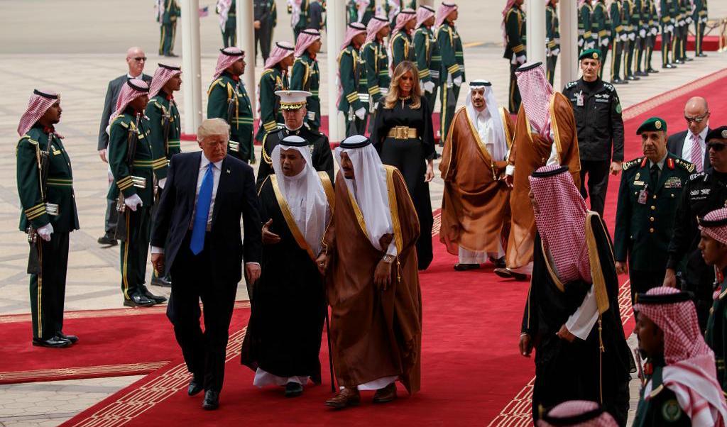 President Donald Trump och hans hustru Melania Trump välkomnas av kung Salman efter att ha landat i Riyad. Foto: TT