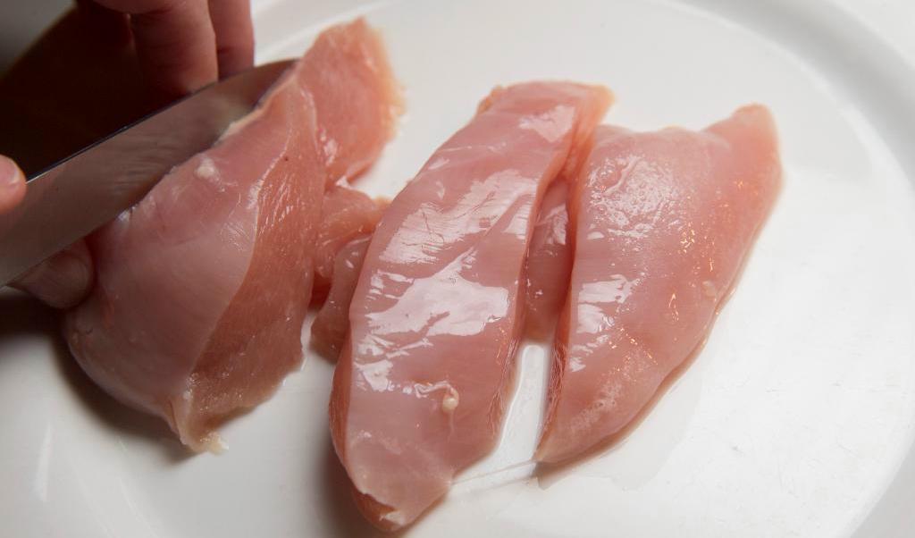 
En ovanligt hög andel av svensk färsk kyckling innehåller campylobacter, vilket har resulterat i att tusentals svenskar drabbats av svår sjukdom. Allra värst är kycklingen från Kronfågel där en majoritet av de prover som analyserats visade på campylobacter. Foto: TT                                            