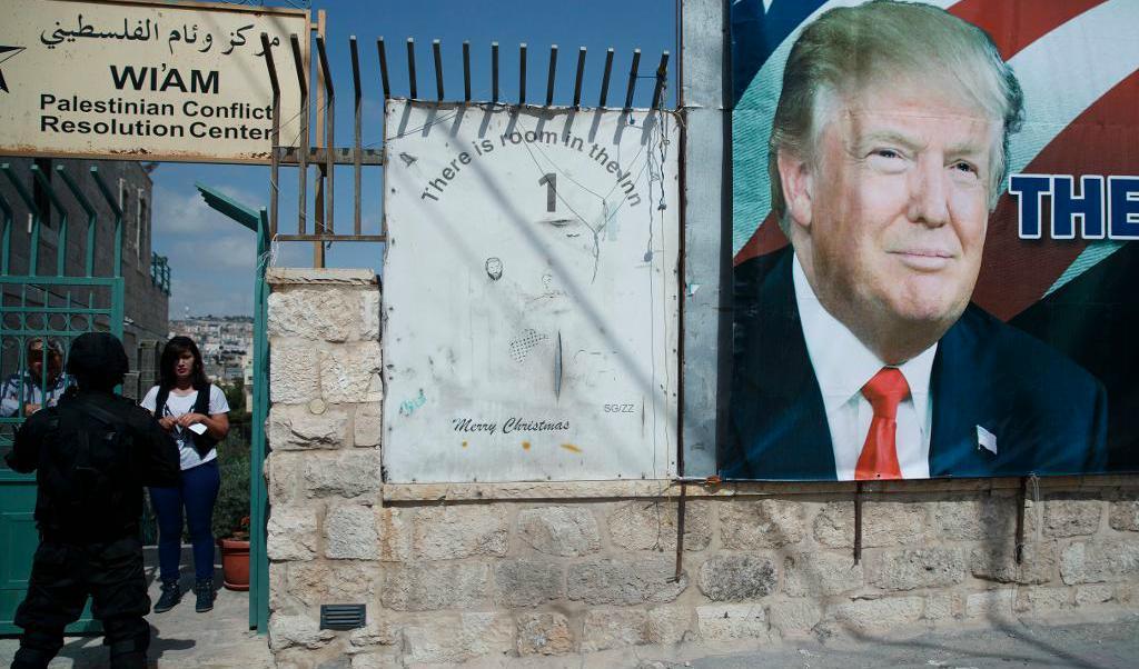 

En kvinna håller utkik efter USA:s president Donald Trumps bilkortege i Betlehem på Västbanken. Trump mötte där palestiniernas president Mahmoud Abbas. Foto: Evan Vucci/AP/TT                                                                                        