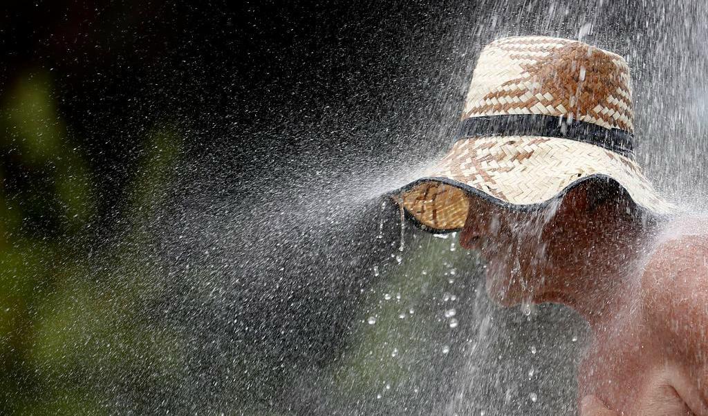 Äntligen värme - men höga sommartemperaturer är inte något för alla. Arkivbild. Foto: Darko Vojinovic/AP
