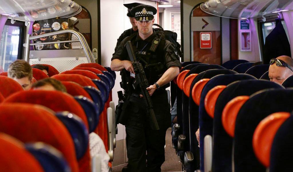 
Polis på ett tåg i London sedan hotnivån i landet höjts. Foto: Yui Mok/AP/TT-arkivbild                                            