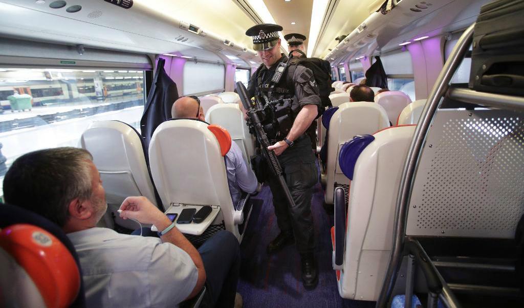 Polis på ett tåg i London sedan hotnivån i landet höjts. Arkivbild. Foto: TT