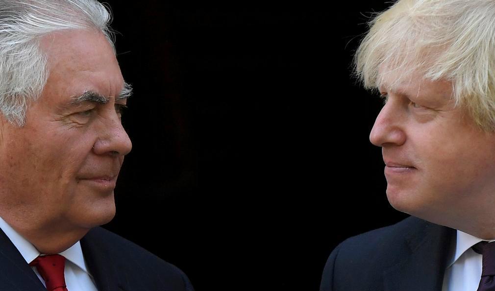 Storbritanniens utrikesminister Boris Johnson (till höger) tog emot sin amerikanske kollega Rex Tillerson i London på fredagen. Foto:
Toby Melville/Pool foto via AP