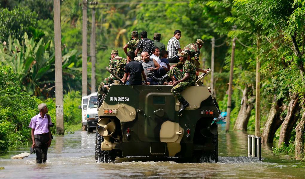 Lankesiska soldater har kommenderats ut för att evakuera invånare i de översvämmade delarna i Sri Lanka. Foto: Eranga Jayawardena/AP/TT