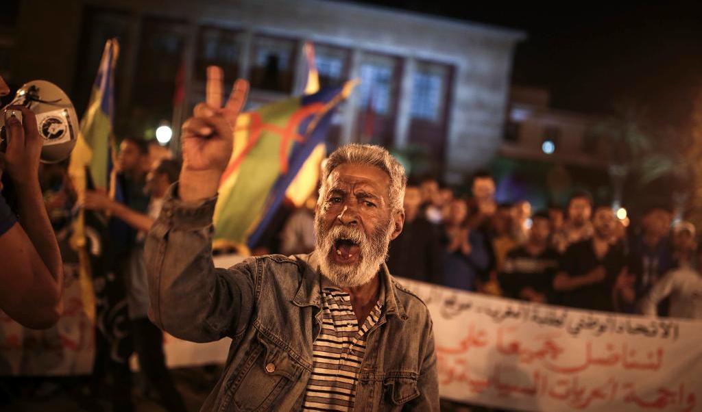 
Människor demonstrerade i Rabat natten till måndagen. Foto: Mosa'ab Elshamy/AP/TT                                            