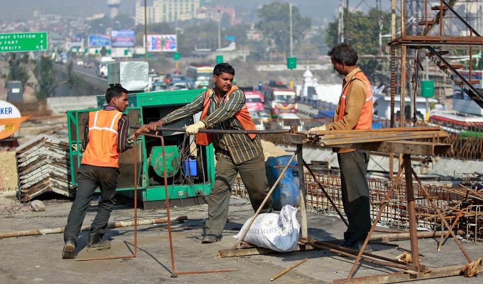
Indiska arbetare vid en byggnadsarbetsplats i Jammu, Indien. Foto: Channi Anand/AP/TT-arkivbild                                            