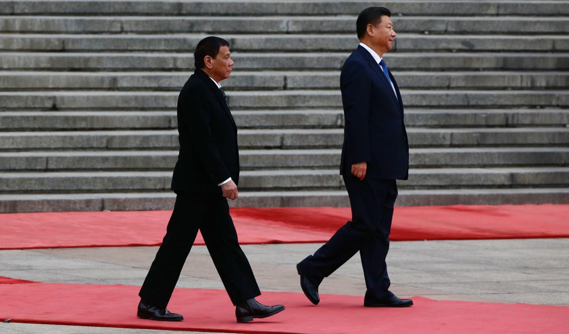 
Filippinernas president Rodrigo Duterte följer Kinas ledare Xi Jinping i spåren vid sitt besök i Peking  den 20 oktober. Foto: Thomas Peter/AFP/Getty Images                                            