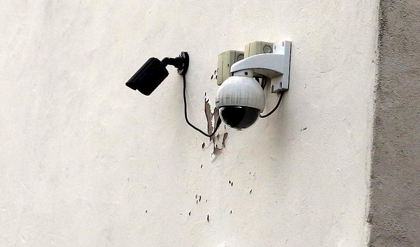 

Övervakningskameror i Huddersfield, England. Bilden är tagen den 4 januari 2017. Nu föreslår både moderaterna och Anders Ygeman att Sverige inför mer kameraövervakning för att skapa trygghet och effektivare förebygga terrorbrott. Foto: Nigel Roddis/Getty Images                                                                                        