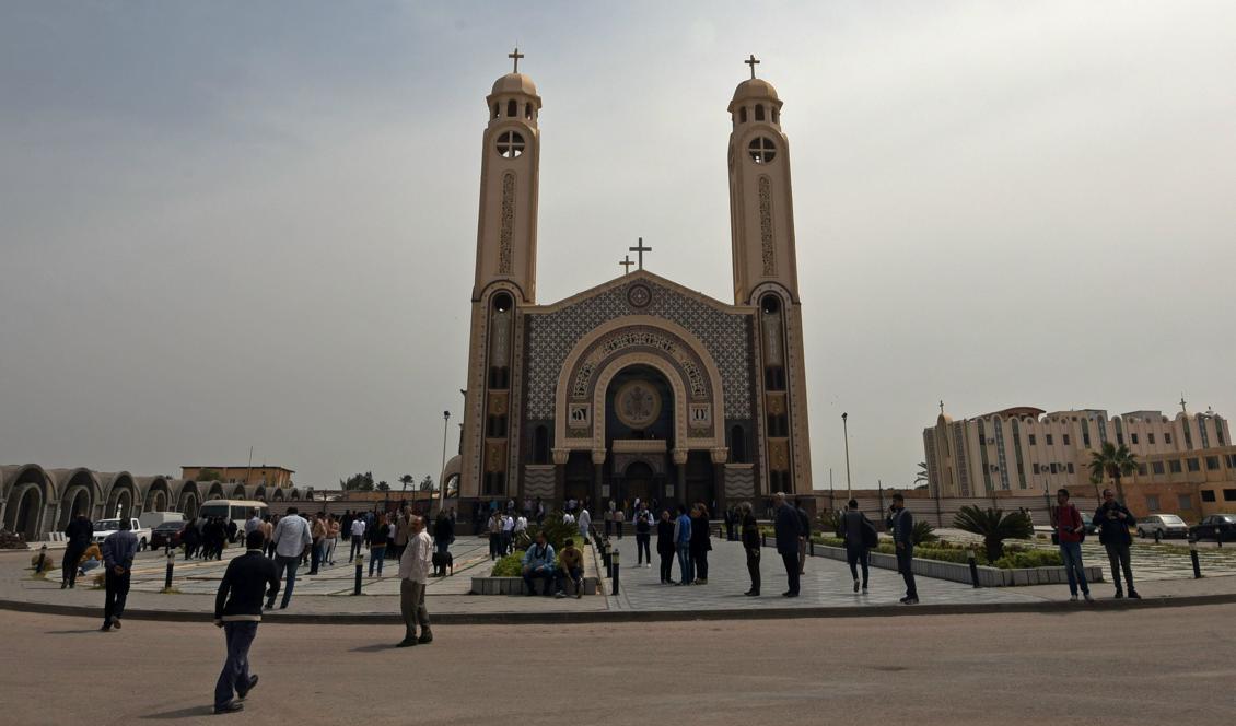 




De koptiska kyrkorna i Egypten är utsatta. Bilden är på en koptisk kyrka i  staden Borg El-Arab. Den som attackerades nu ligger i Minyaprovinsen där många dödade och skadade. Foto: Mohamed El-Shahed/AFP/Getty Images                                                                                                                                                                                                                            