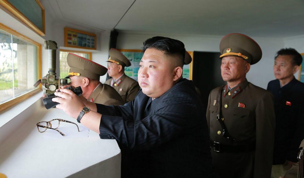 
Nordkoreas ledare Kim Jong-un inspekterar en militäranläggning, 5 maj 2017. Foto: AFP PHOTO/KCNA VIA KNS. STR/AFP/Getty Images                                            