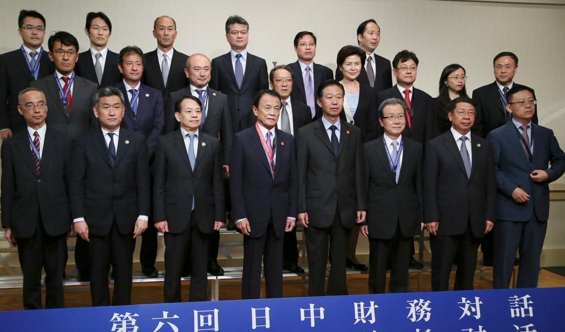 Kinas finansminister Xiao Jie (4:e från höger fram) och hans japanska motsvarighet Taro Aso (4:e från vänster fram) tillsammans med japanska och kinesiska chefer från finansministeriet oh centralbanken under mötet i Yokohama, Japan den 6 maj 2017. Foto: Koji Sasahara/AFP/Getty Images