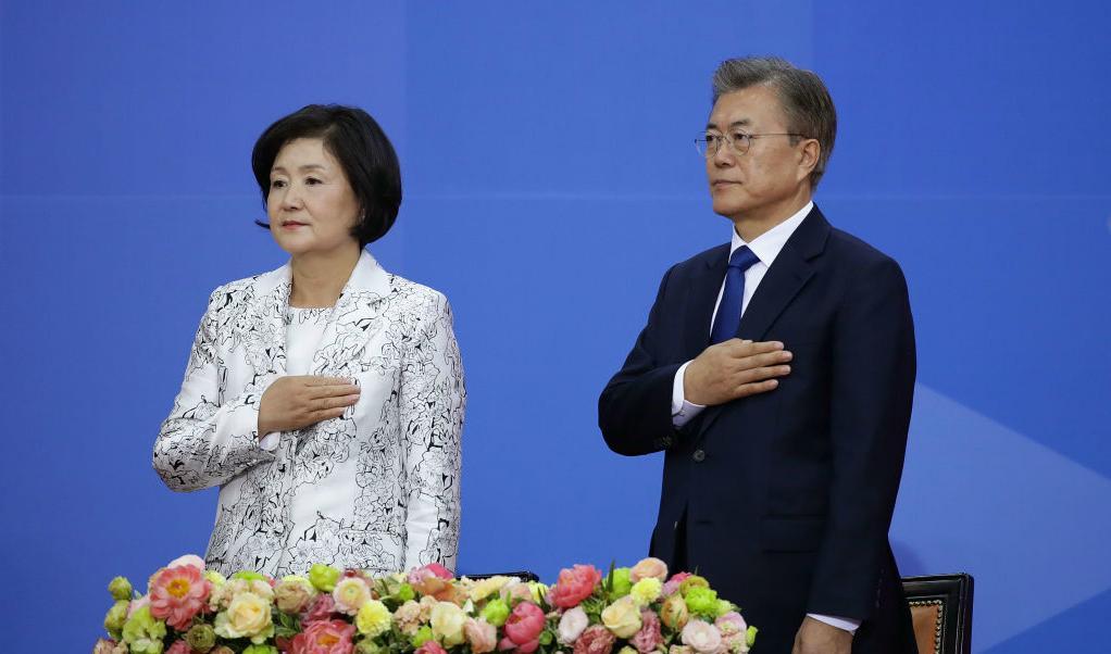 
Sydkoreas nye president Moon Jae-in (till höger) och hans fru, Kim Jung-suk, under presidentinstallationen. Foto: Chung Sung-Jun/Getty Images                                            