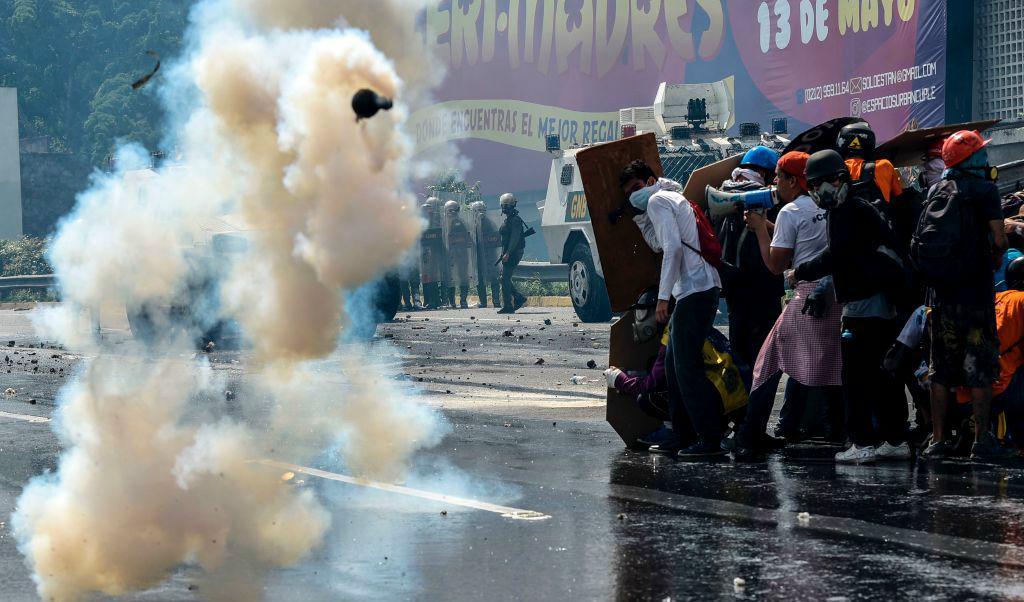 Demonstranter drabbar samman med polis i Caracas, 10 maj 2017. Foto: Carlos Becerra/AFP/Getty Images)