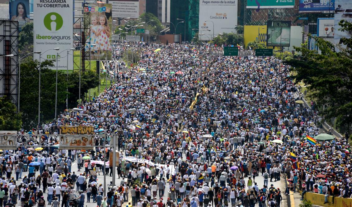 
En stor demonstration ägde rum på torsdagen i Caracas mot president Nicolas Maduro. Det är sjunde veckan som människorna protesterar mot regimen. Foto: Frederico Parra/AFP/Getty Images                                            