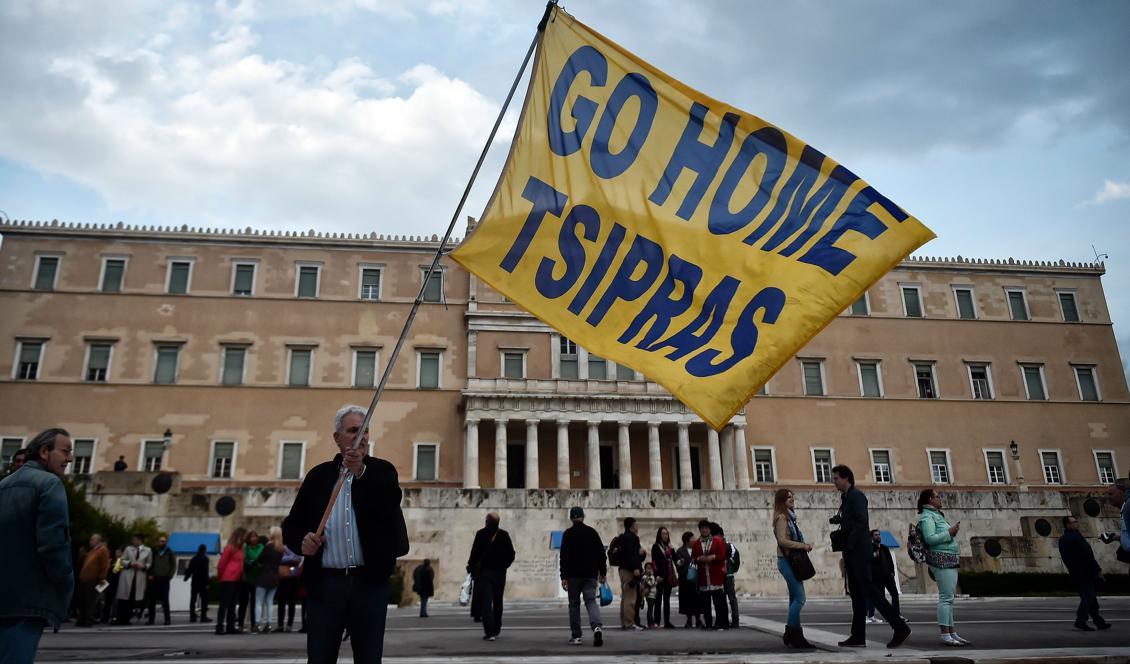 Greker protesterar mot ytterligare press på deras ekonomi. Premiärminister Tsipras är idag i Bryssel på finansministrarnas möte, han hoppas på nya nödlån.  Foto: Louisa Gouliamaki/AFP/Getty Images