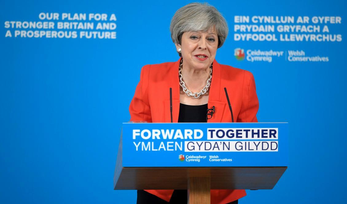 Premiärminister Theresa May valtalade i Wrexham, Wales. Där föreslog hon begränsningar av hur mycket äldre skulle betala för sin vård. Foto: Toby-Melville/WPA Pool/Getty Images
