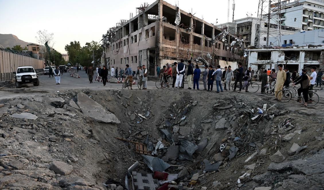 


En krater bildadas efter att en bomb med stor kraft sprängts i Kabul med många dödade och skadade som följd. Det stoppar inte  Migrationsverkets ut- och avvisningarna till landet. Foto: Wakil Kohsar/AFP/Getty Images                                                                                                                                    