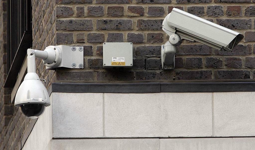 
Två övervakningskameror i London den 2 november 2006. Foto: Peter Macdiarmid/Getty Images                                            