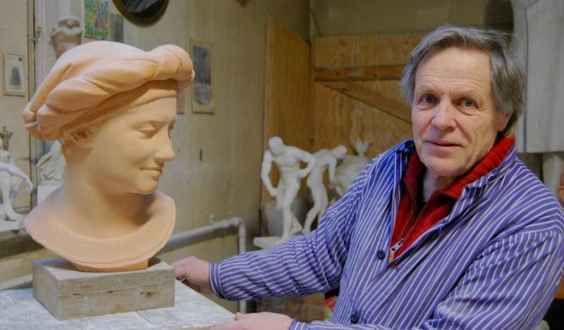 


 Peter Linde, en av Sveriges främsta inom klassisk skulptur, i sin ateljé söder om Stockholm. Här vid ett porträtt av hustrun Sia Nordahl, dotter till skulptören Gustav Nordahl. Foto: Malin Nordstrand/Epoch Times                                                                                        