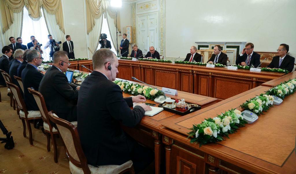 

Rysslands president Vladimir Putin tillsammans med chefer för en rad internationella nyhetsbyråer, däribland TT. Foto: Dmitri Lovetskij/AP/TT                                                                                        