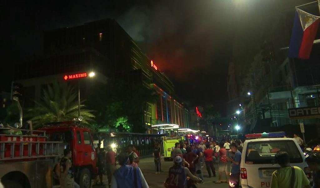 Det kommer rök från minst en byggnad i hotellkomplexet i Manila och vittnen berättar om explosioner och skottlossning. Foto: TT/AP