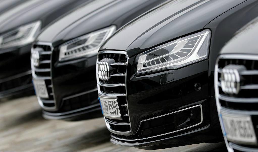 

Audibilar parkerade utanför huvudkontoret i Ingolstadt, Tyskland. Foto: Matthias Schrader/AP/TT-arkivbild                                                                                        