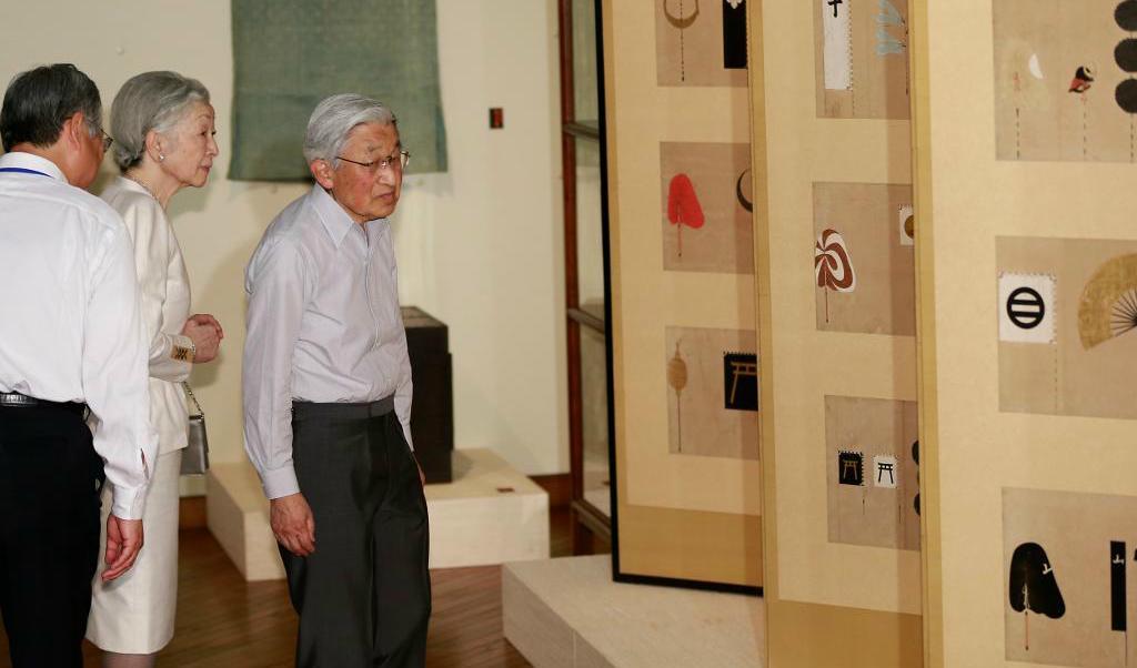 
Japans kejsare Akihito (till höger) tillsammans med kejsarinnan Michiko (mitten) vid ett besök på Tokyos hantverksmuseum på torsdagen. Foto: Shizuo Kambayashi/AP/TT                                            