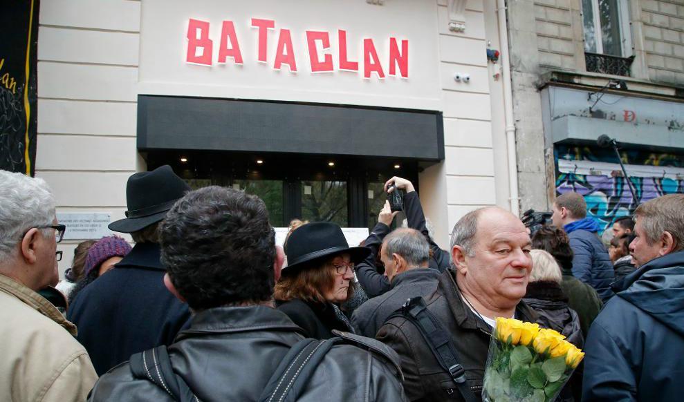 Människor lägger blommor vid konsertlokalen Bataclan efter terrordåden. Arkivbild. Foto:
Michel Euler/AP/TT