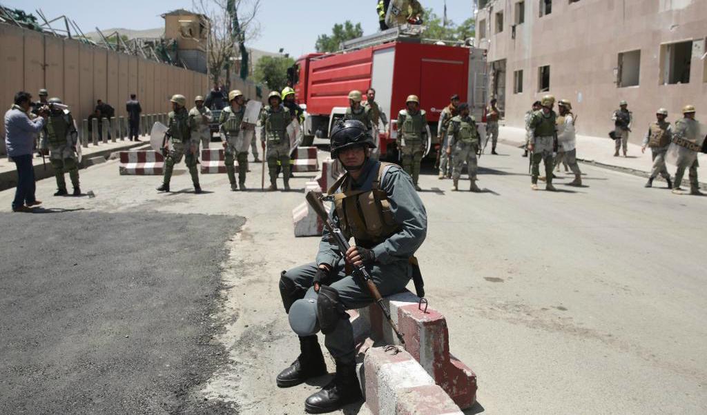 Afghanska säkerhetsstyrkor har spärrat av delar av Kabul. Bilden är från i fredags. Foto: Massoud Hossaini/AP/TT