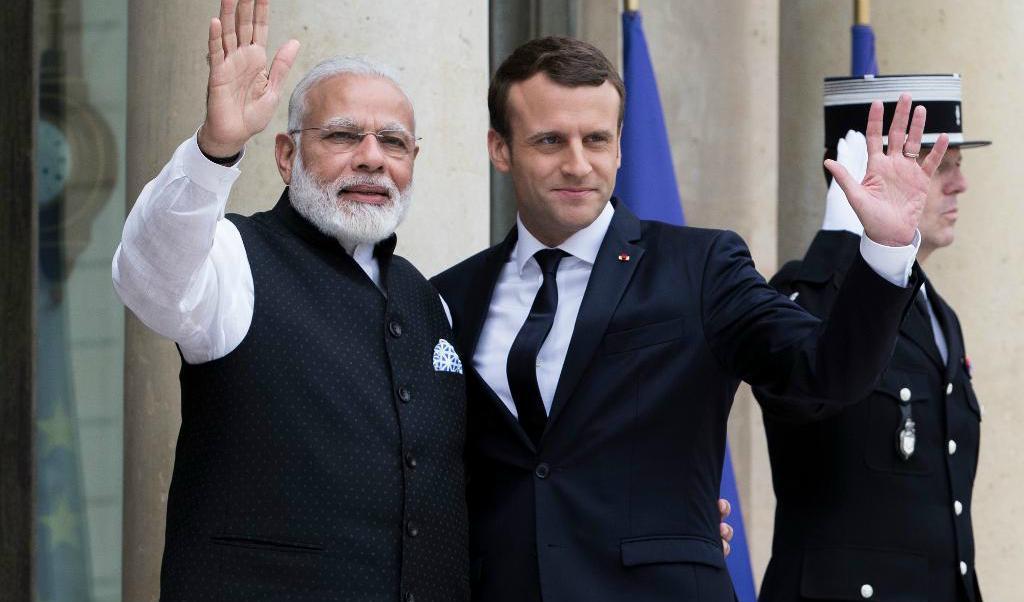 Frankrikes president Emmanuel Macron (till höger) tog emot Indiens premiärminister Narendra Modi i Elyséepalatset i Paris. Foto: Kamil Zihnioglu/AP/TT