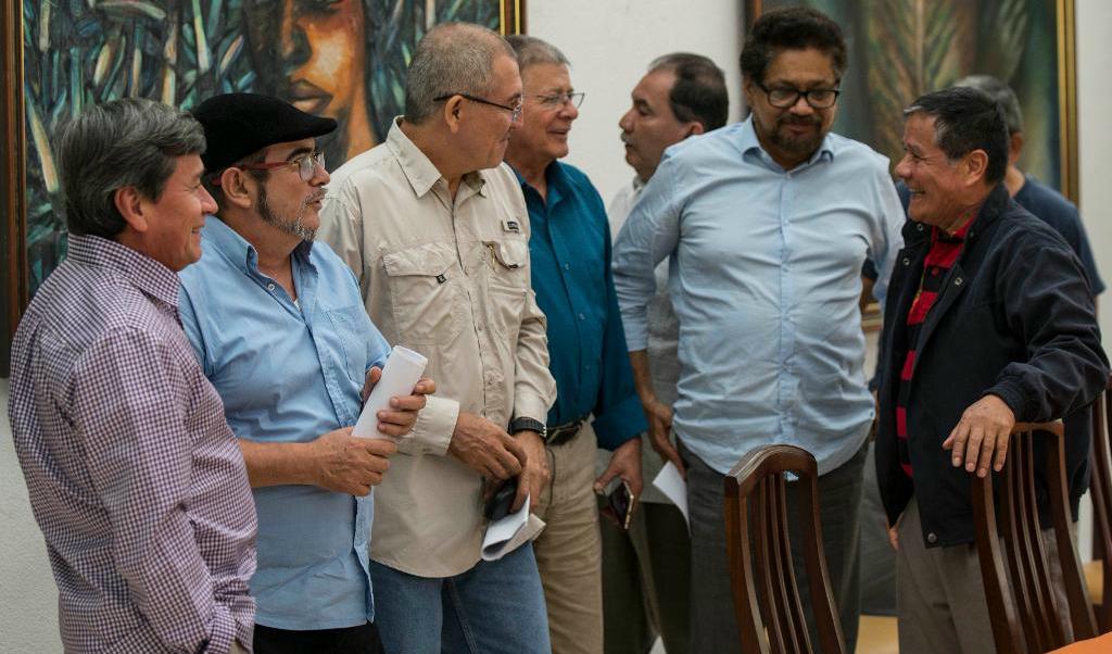 
Farc-ledaren Rodrigo Londoño, andra från vänster. Foto: Ramon Espinosa/AP/TT-arkivbild                                            