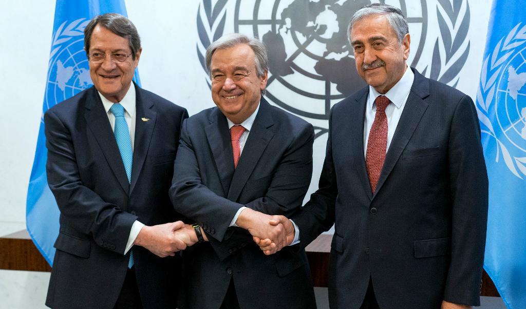 

FN:s generalsekreterare António Guterres (i mitten) flankerad av Cyperns president Nicos Anastasiades (till vänster) och den turkcypriotiske ledaren Mustafa Akinci (till höger). Foto: Craig Ruttle/TT/AP                                                                                        