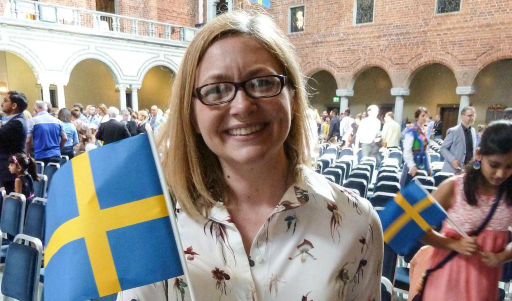 
Tiffany Orvet, född i USA, har blivit svensk medborgare och blev rörd under medborgarskapsceremoni i Stockholms stadshus. Foto: Lars Pedersen/TT                                            
