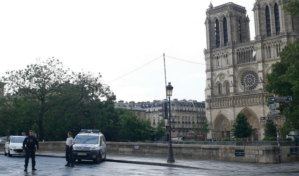 Området runt Notre Dame spärrades av och genomsöktes. Foto: Alexandre Matthieu/AP/TT