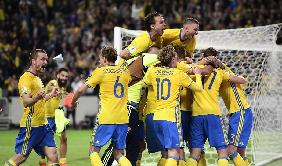 Sverige jublar efter 2-1-målet under fredagens VM-kvalmatch mellan Sverige och Frankrike på Friends arena. Foto:
Marcus Ericsson/TT