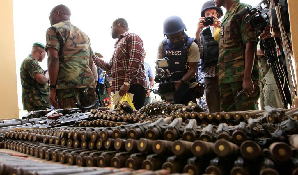 
Nigerianska militären visar upp vapen och ammunition som beslagtagits från islamistiska extremister i Maiduguri. Foto: Jon Gambrell/AP/TT-arkivbild                                            