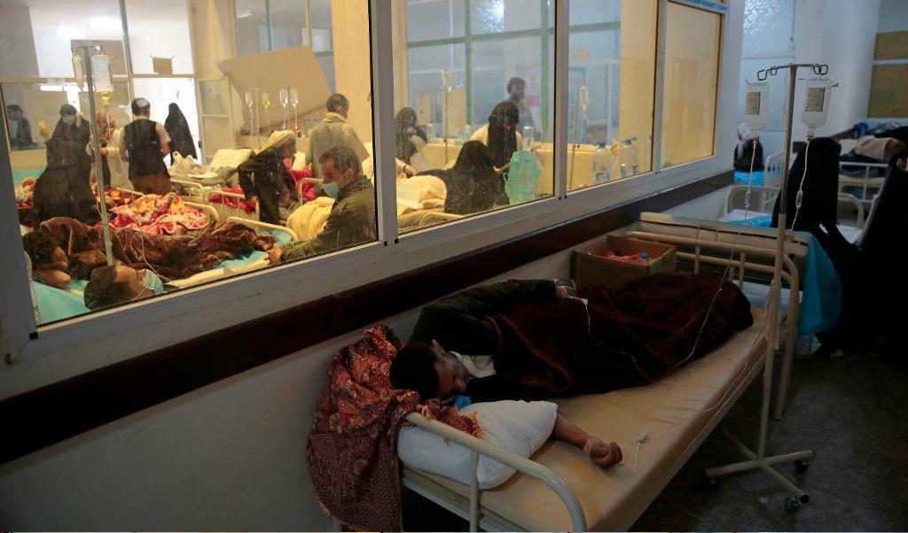Människor behandlas för misstänkt kolera på ett sjukhus i Jemens huvudstad Sanaa i mitten av maj. Arkivbild. Foto: Hani Mohammed/AP/TT