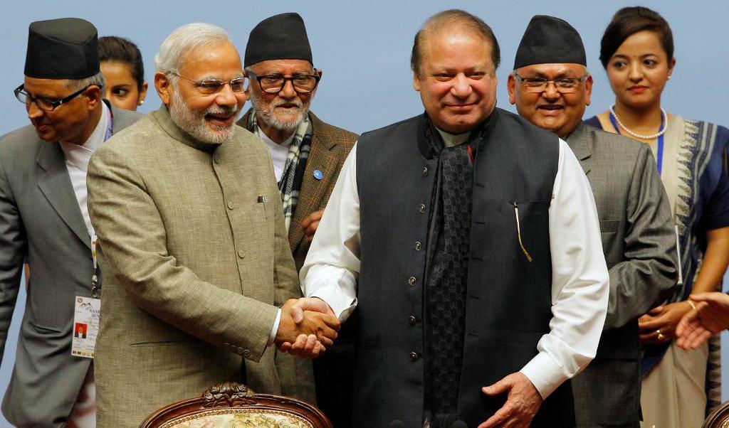 Här hälsar Modi och Sharif på varandra 2014. Foto: Niranjan Shrestha/AP/TT-arkivbild 