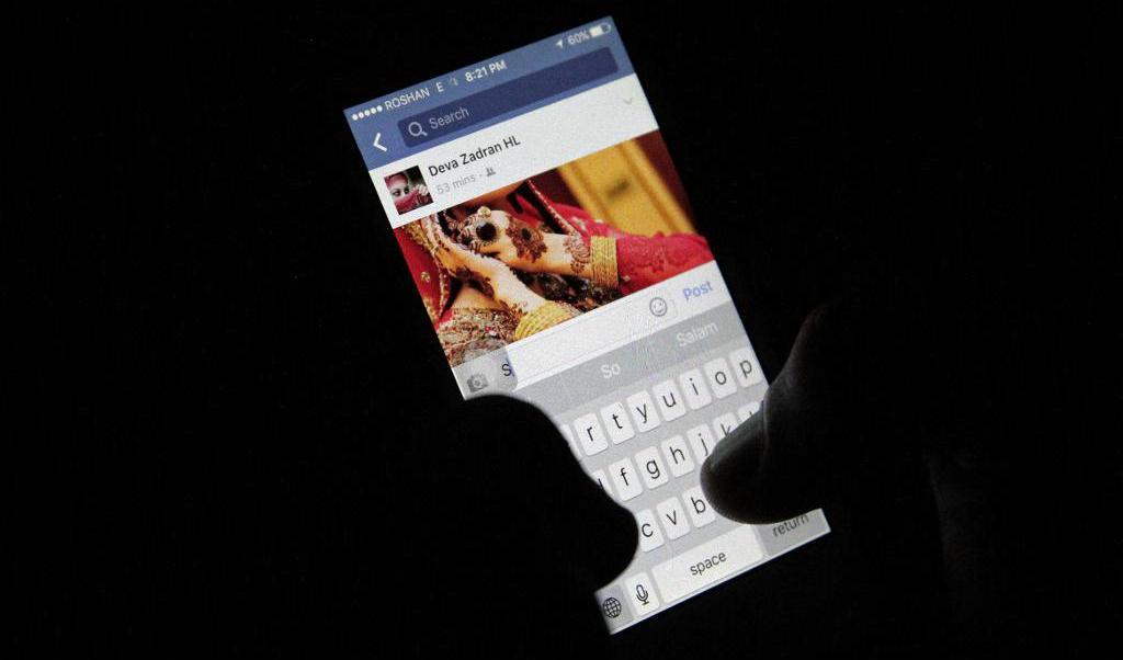 

Sociala medier används systematiskt för att sprida falska nyheter. Foto: Rahmat Gul/AP/TT                                                                                        