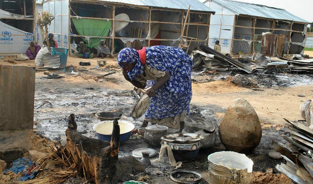 En kvinna samlar ihop sina tillhörigheter i en explosion i staden Maiduguri där flera personer i veckan nyligen dödades i en Boko Haram-attack. Foto: Jossy Ola/AP/TT