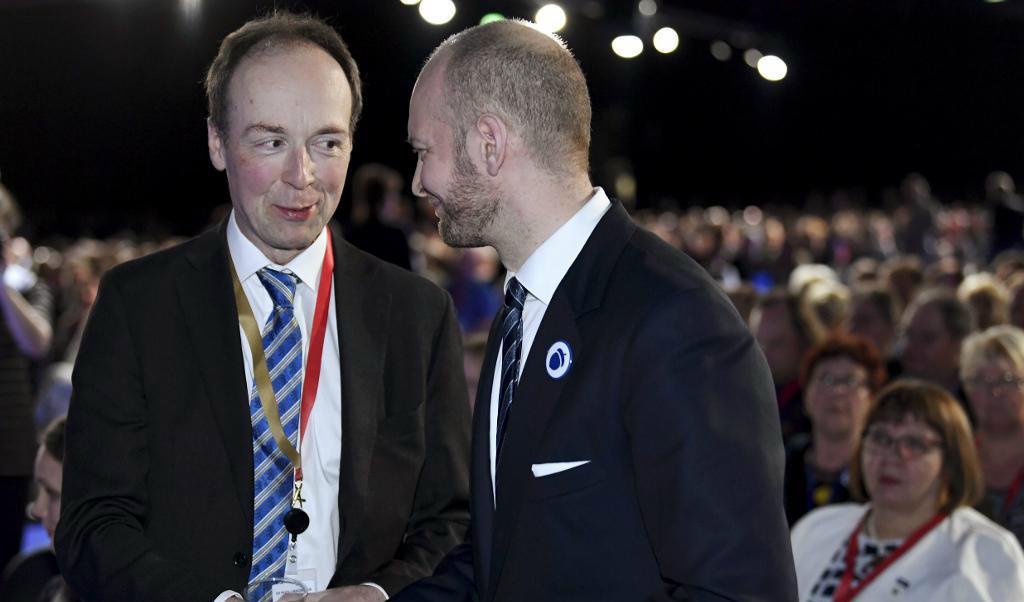 Jussi Halla-aho (t v) gratuleras av Sampo Terho. Foto: Jussi Nukari/Lehtikuva /AP/TT